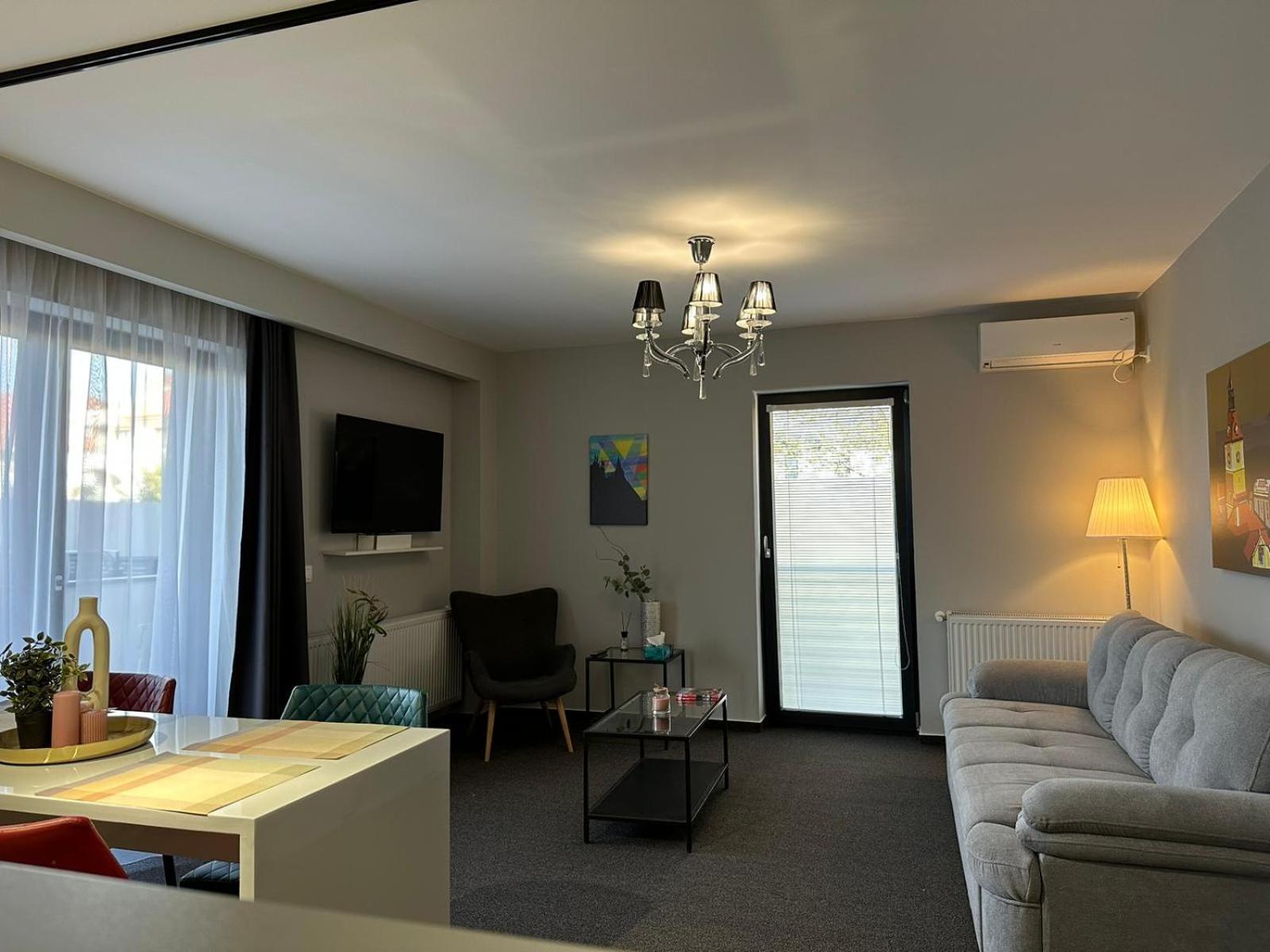 Luxury Glam Apartments & Studios Near Coresi Mall บราชอฟ ภายนอก รูปภาพ