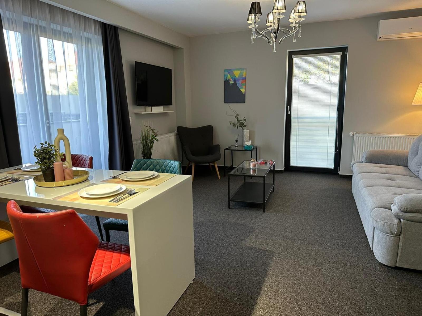 Luxury Glam Apartments & Studios Near Coresi Mall บราชอฟ ภายนอก รูปภาพ