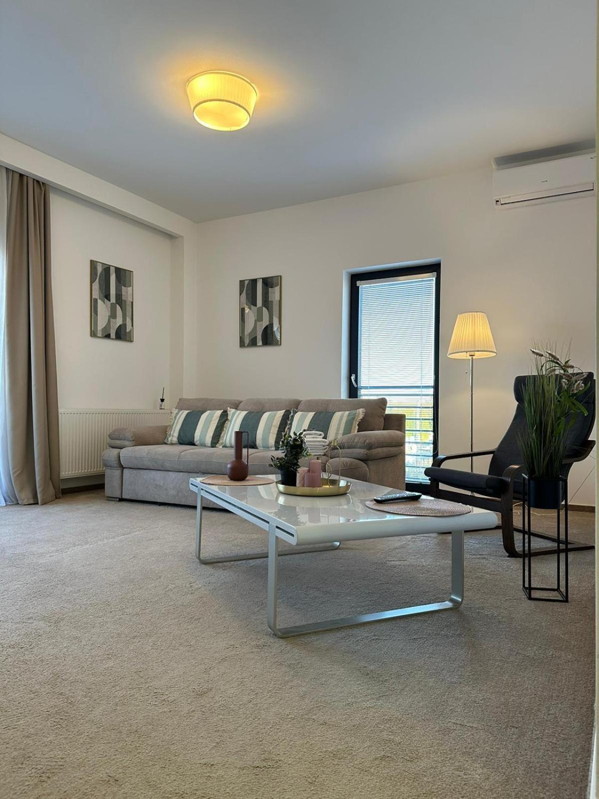 Luxury Glam Apartments & Studios Near Coresi Mall บราชอฟ ภายนอก รูปภาพ