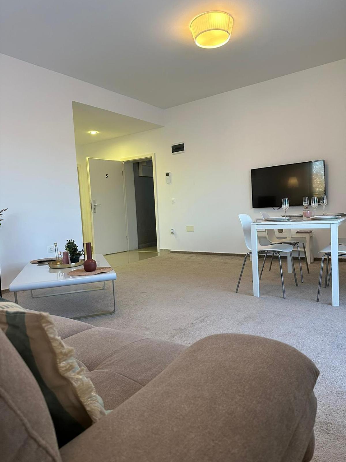 Luxury Glam Apartments & Studios Near Coresi Mall บราชอฟ ภายนอก รูปภาพ