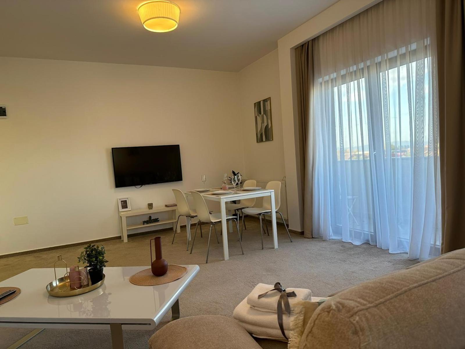 Luxury Glam Apartments & Studios Near Coresi Mall บราชอฟ ภายนอก รูปภาพ