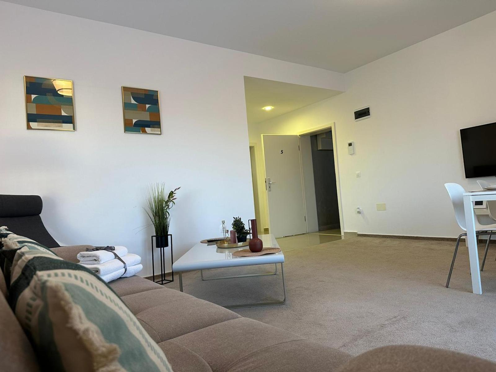 Luxury Glam Apartments & Studios Near Coresi Mall บราชอฟ ภายนอก รูปภาพ