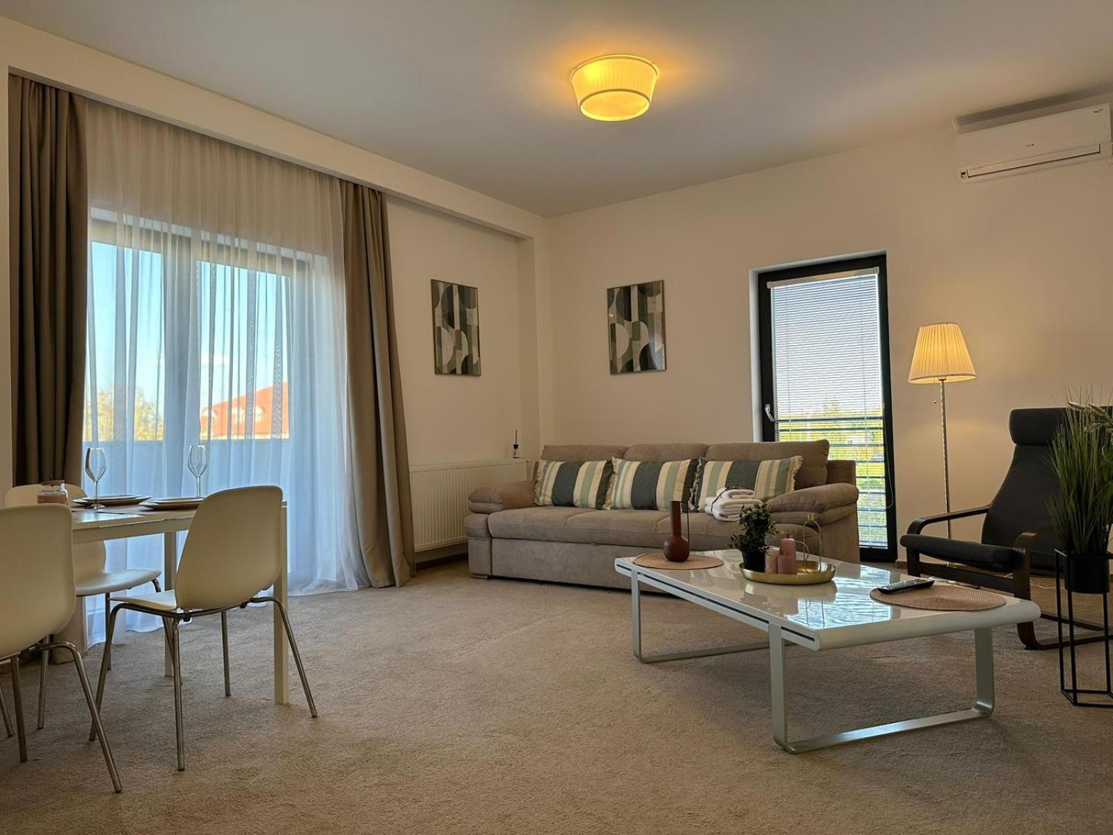 Luxury Glam Apartments & Studios Near Coresi Mall บราชอฟ ภายนอก รูปภาพ